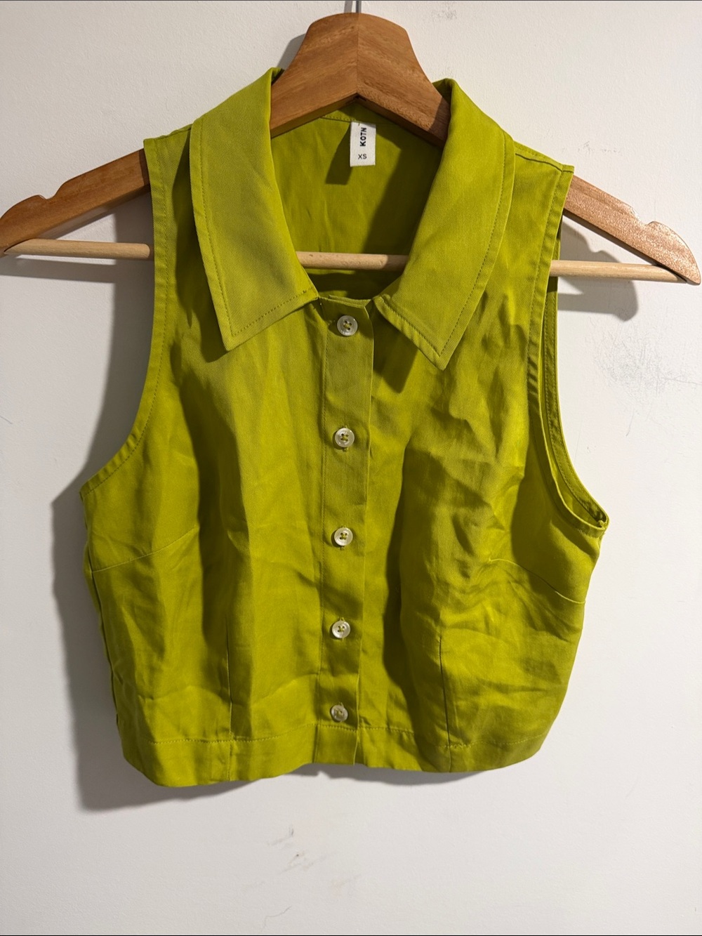 KOTN Sleeveless Button-Front Crop Top in Lime Size XS